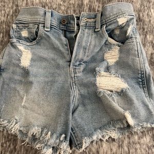 Hollister ultra high rise vintage short 4”. Size 00/23 light denim shorts